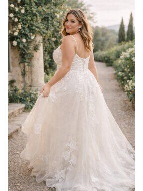 Dearly Bridal Wedding Dress Size 22 NWT Boho Lace Tulle Ivory Plus